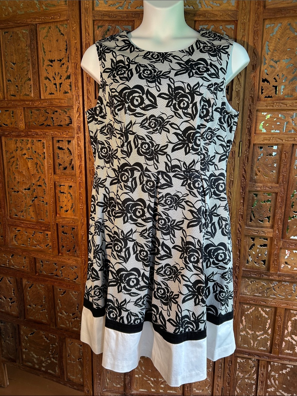 Liz Claiborne Black and White Lace  Look Overlay Dress